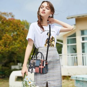 Color-blocked floral pendant handbag